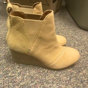 EUC worn once size 9 Toms bootie